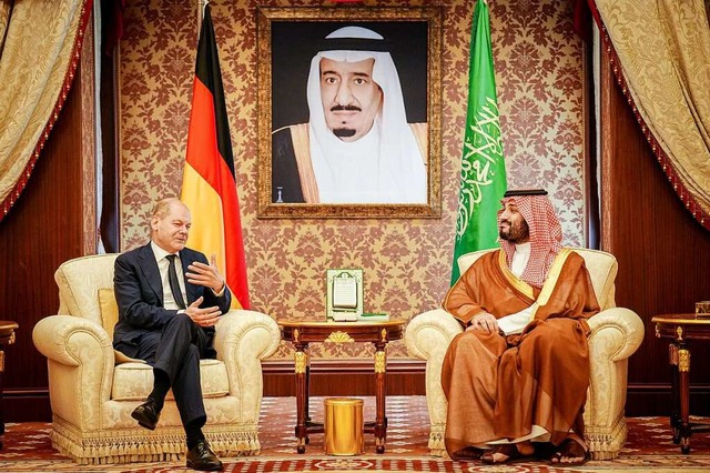 Bundeskanzler Olaf Scholz (l, SPD) wir... al-Saud im Al-Salam-Palast empfangen.  | Foto: Kay Nietfeld (dpa)