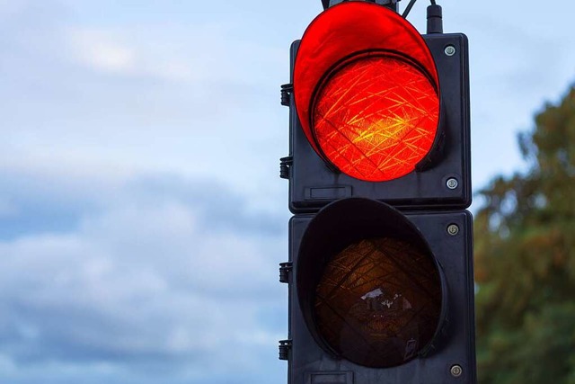 Eine Ampel regelt bis Weihnachten den ...en Schuttern und Krzell (Symbolbild).  | Foto: Arthur Kattowitz (Adobe Stock)