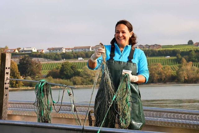 Fischerin Heike Winder holt ihren Fang aus dem Bodensee.  | Foto: Verena Wolff (dpa)