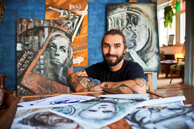 Knstler und Tattooartist und Carlos Greber in seinem Studio in Meienheim.  | Foto: Michael Bode