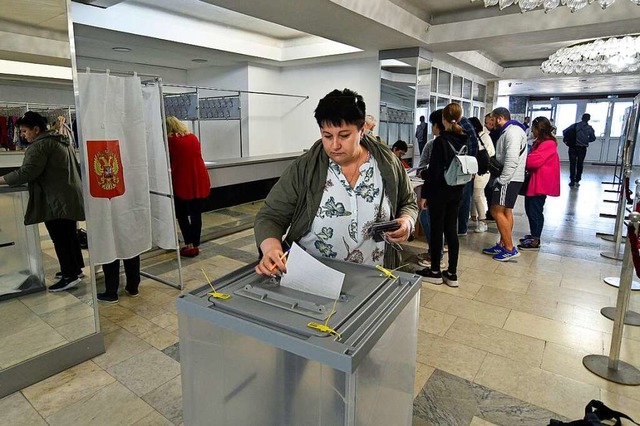 Menschen aus den von Russland unterst...itag whrend des Scheinreferendums ab.  | Foto: Uncredited (dpa)