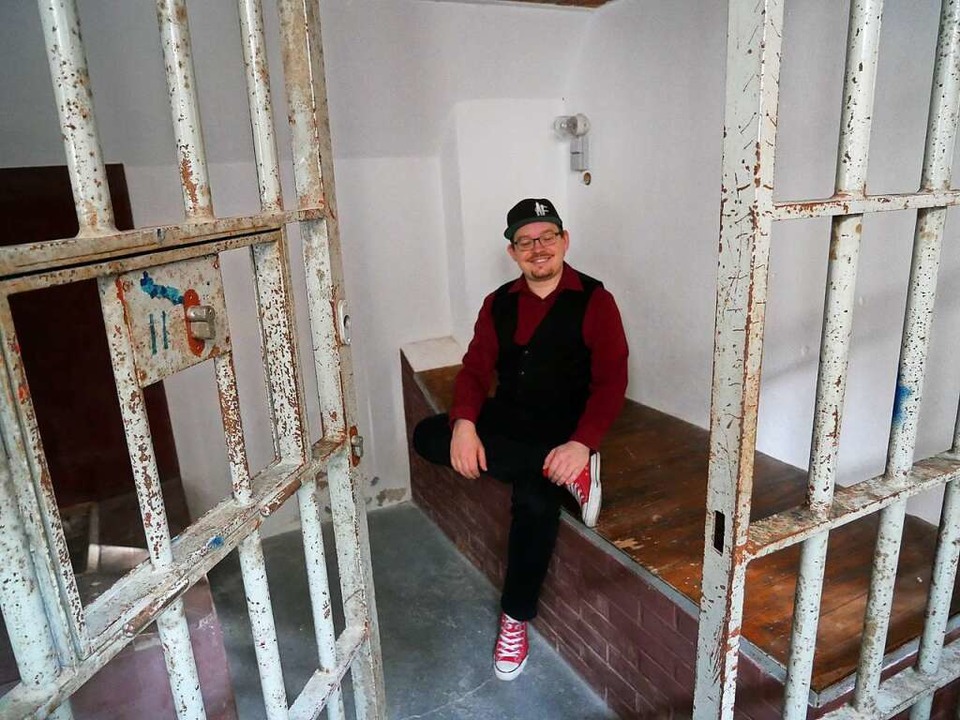 Ausstellungsmacher Andreas Bühler in d... des einstigen Säckinger Gefängnisses.  | Foto: Michael Gottstein