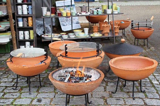 Zur Mblierung von Garten und Terrasse bietet sich feuerfeste Keramik an.  | Foto: Reinhard Cremer