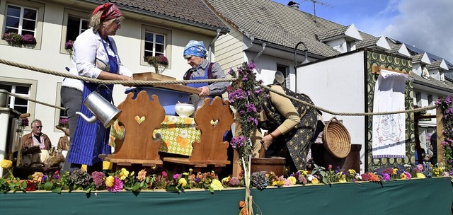 Fleiigen Hausfrauen konnte man bei der Arbeit zusehen.   | Foto: Bernadette Andr