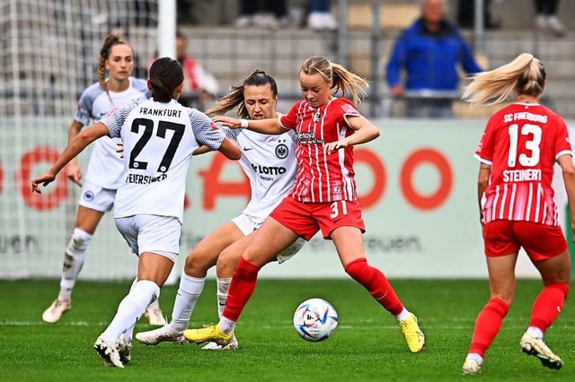 SC-Spielerin Mia Bchele behauptet in ...ntrahentinnen von Eintracht Frankfurt.  | Foto: Achim Keller