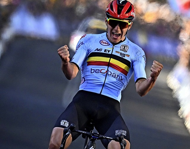 Jubelnd ins Ziel: Remco Evenepoel, der neue Weltmeister aus Belgien.  | Foto: Dirk Waem (dpa)