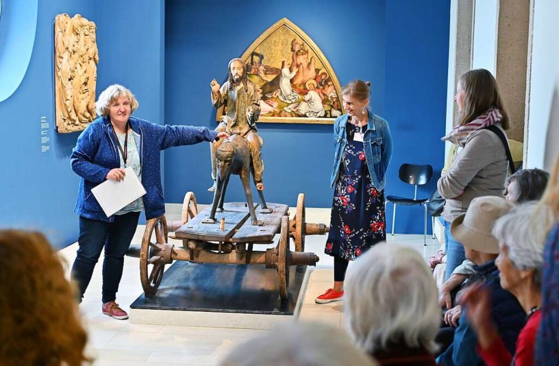 Christine Brannath (links) und Angelik...eitungen Exponate im Augustinermuseum.  | Foto: Thomas Kunz