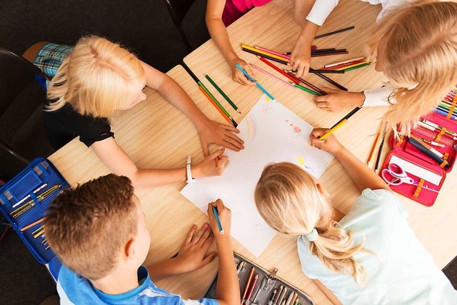 Wenn Kinder in die Schule kommen, steh...le findet in der Regel halbtags statt.  | Foto: Christian Schwier  (stock.adobe.com)