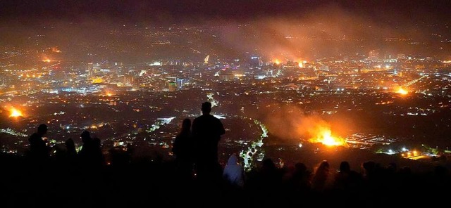 Ein Blick auf Belfast und die Lagerfeu...hen Knig James  im Jahr 1690 brennen.  | Foto: Niall Carson (dpa)