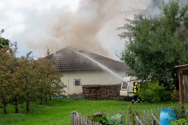 Die Feuerwehr bekmpft den Hausbrand in Windschlg.  | Foto: Einsatz-Report24