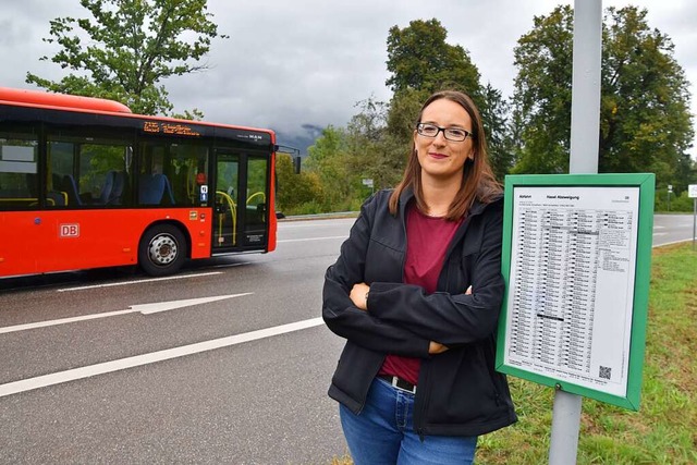 Melanie Kohlbrenner an der Bushalteste...sere Anbindung des Dorfes soll helfen.  | Foto: Nicolai Kapitz