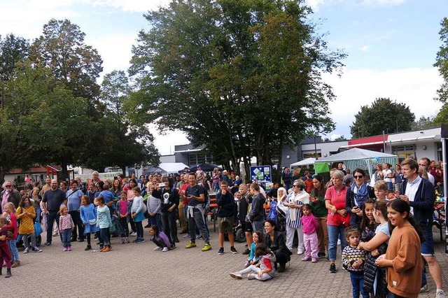 Musik, Tanz und Gesang sorgte fr Kurz...mstag von vielen Gsten besucht wurde.  | Foto: Georg Vo