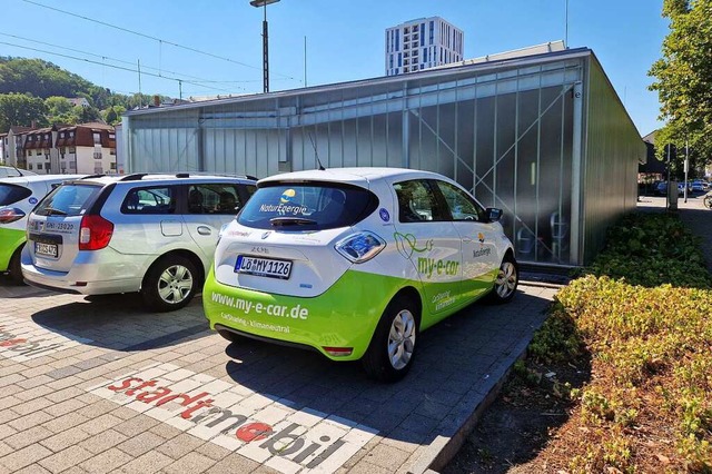 Car-Sharing-Angebot von Stadtmobil und my-e-car beim Lrracher Hauptbahnhof.  | Foto: Maja Tolsdorf