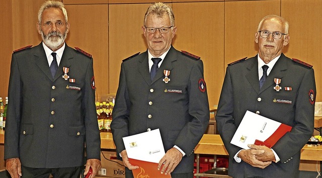 Fr 50 Jahre im Dienst der Feuerwehr e...hen in Gold in besonderer Ausfhrung.   | Foto: Dorothe Kuhlmann
