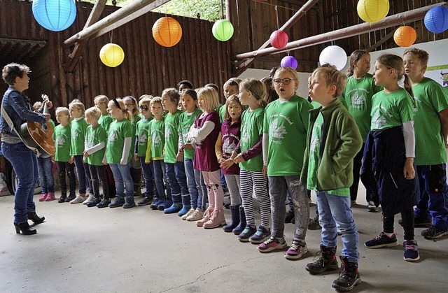 Der Chor der Tannenkircher Grundschule singt beschwingt auf.  | Foto: Silke Hartenstein