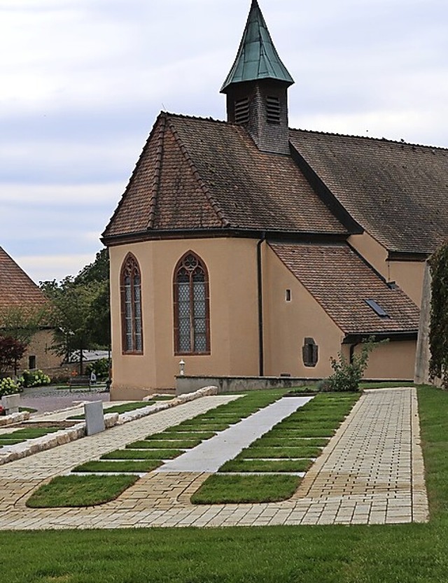 Bei der Vituskapelle  wurde ein neues ... Urnen und mit Wiesenpltzen angelegt.  | Foto: Christine Weirich