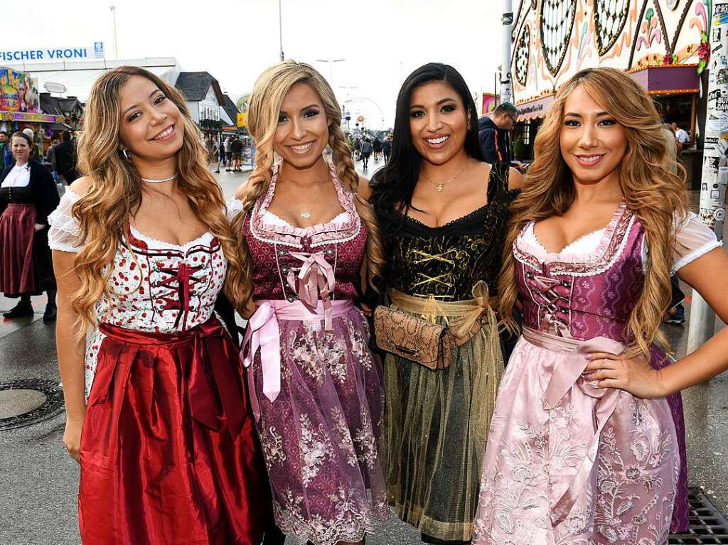 Michelle Vidal (l-r), Vanessa Vidal, Natasha Moldonado und Nicole Tudela, Besucherinnen aus Los Angeles