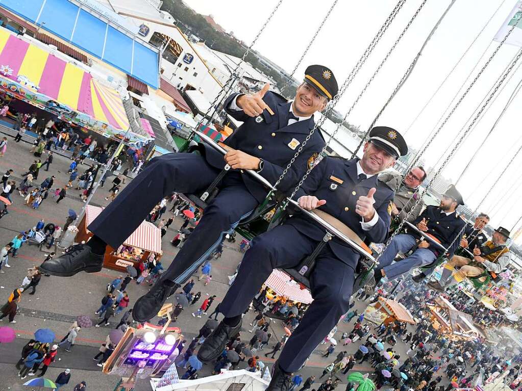 Der Leiter der Wiesnwache, Polizeioberrat Christian Schfer (l) und Artur Mitterer (r) erster Polizeihauptkommissar