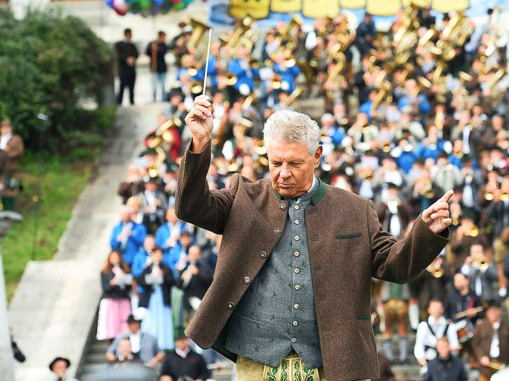 Der Mnchner Oberbrgermeister Dieter Reiter dirigiert Blaskapellen unterhalb der Bavaria beim Platzkonzert der Wiesnwirte 2022