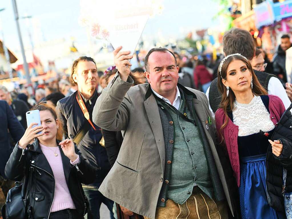 Clemens Baumgrtner, der Chef der Wiesn, mit der Moderatorin Cathy Hummels