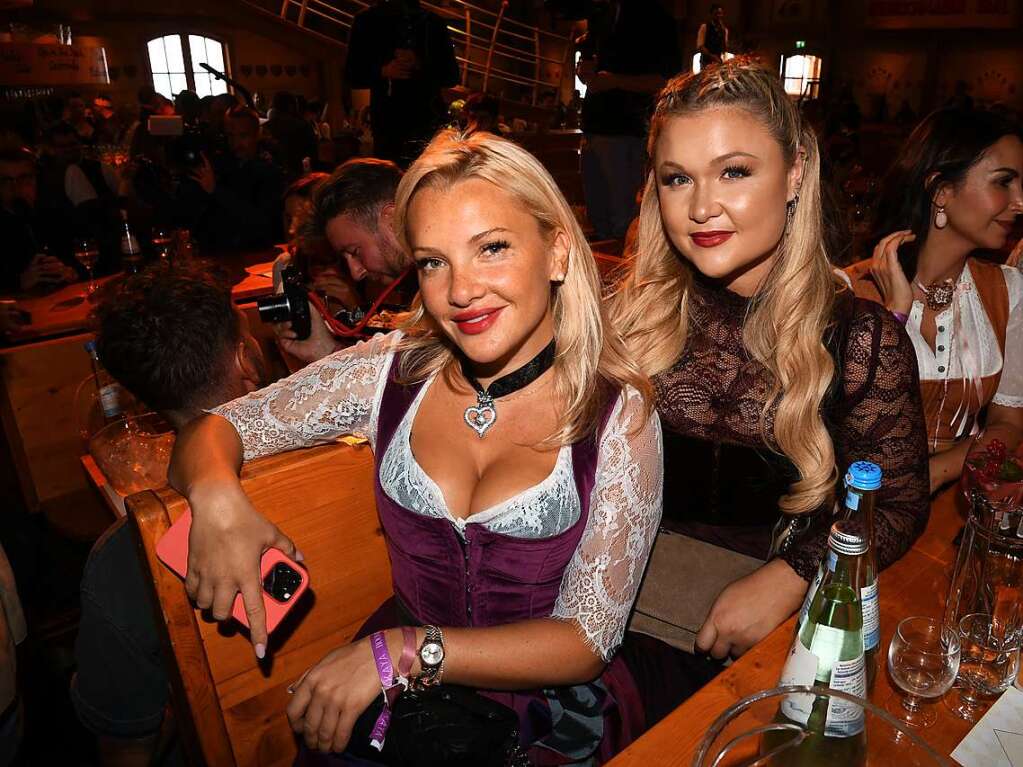 Reality-TV-Teilnehmerin Evelyn Burdecki (l) und die Bloggerin Sophia Thiel