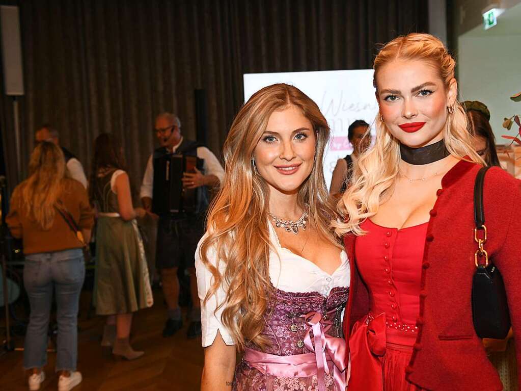 Playmate Vanessa Teske (l) und das Model Darya Strelnikova