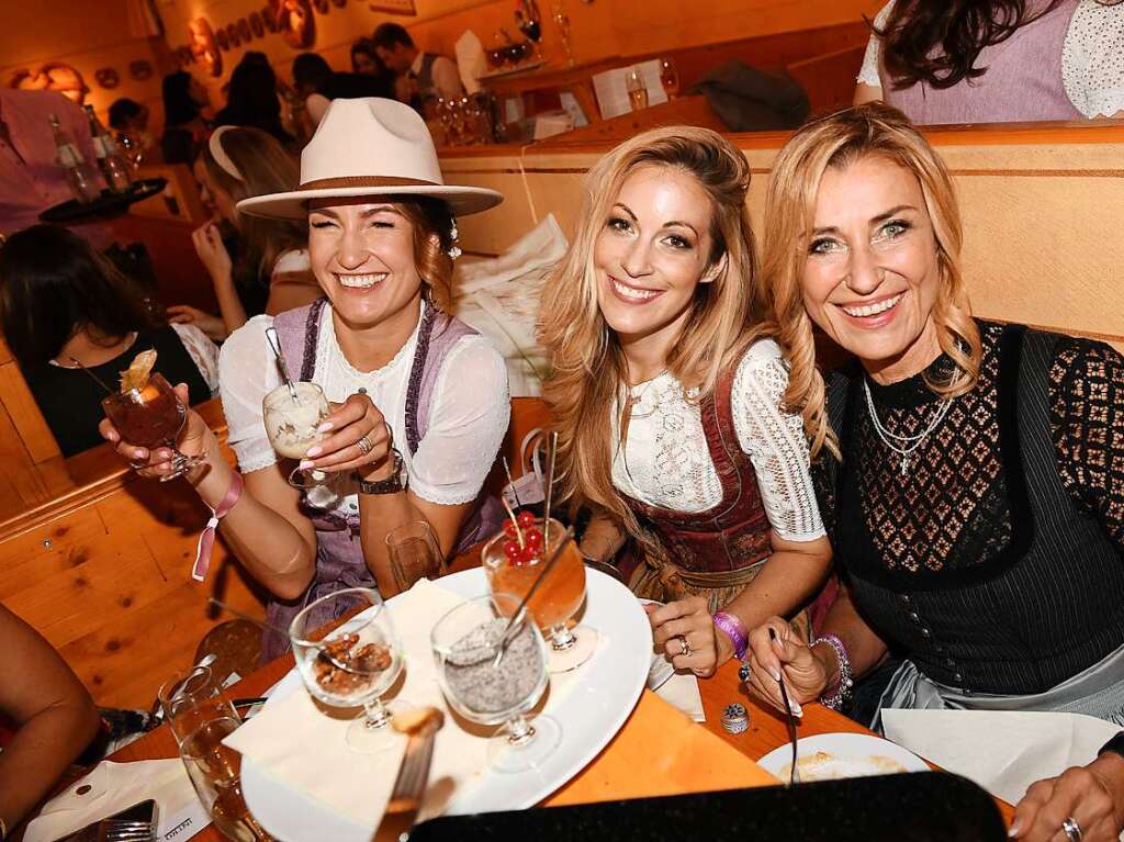 Radsportlerin Denise Schindler (l-r), die Moderatorin Andrea Kaiser und die Unternehmerin Dagmar Whrl