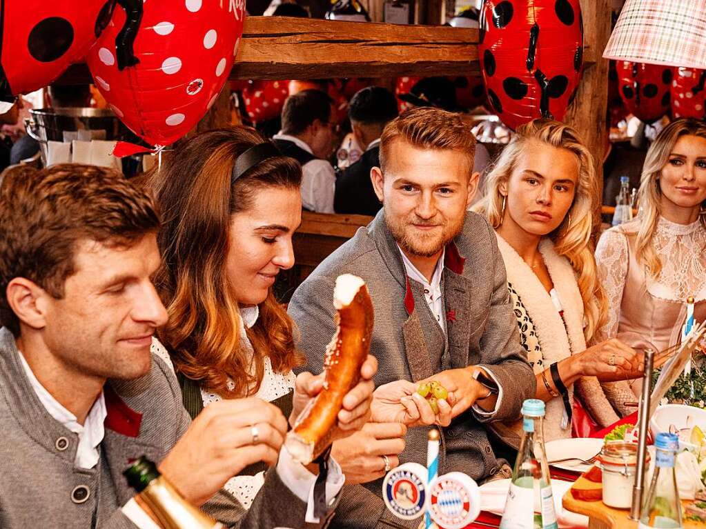 Thomas Mller (l-r) vom FC Bayern Mnchen und seine Frau Lisa, Matthijs de Ligt vom FC Bayern Mnchen und seine Freundin Annekee Molenaar