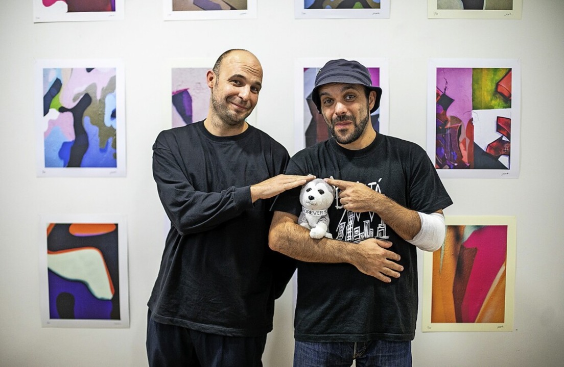 Kunst mit Leidenschaft und einem Augen...emann (links) und Hasib Kaoj-Hassarli.  | Foto: Armin Krüger