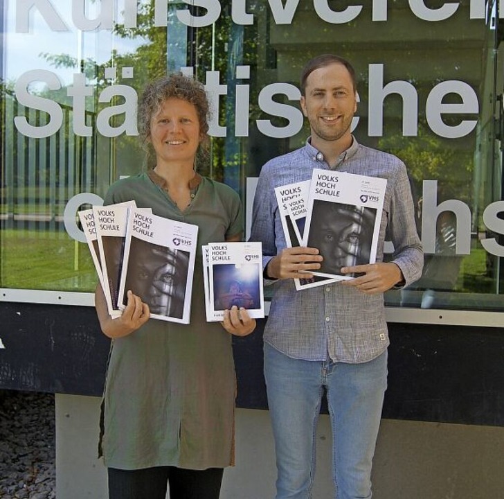 Constanze Ambrecht und Benjamin Köhler mit dem neuen Programmheft  | Foto: Carola Bruhier