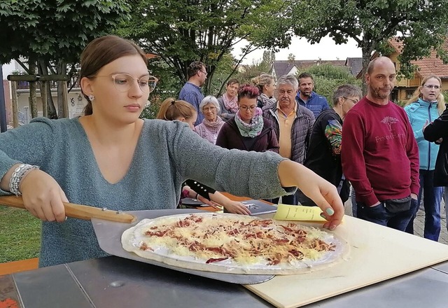 Die Helferinnen und Helfer des Mahlber...rkaufsstnden alle Hnde voll zu tun.   | Foto: Ulrike Hiller