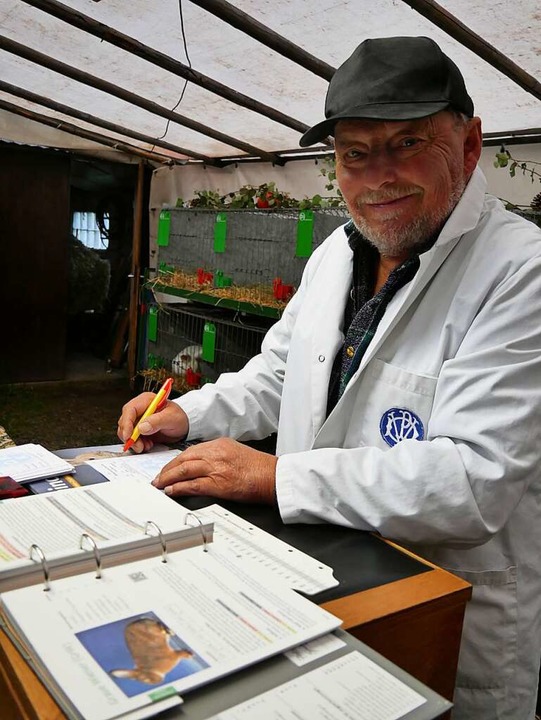 Peter Spiegelhauer ist seit 30 Jahren Preisrichter fr Rassekaninchen.  | Foto: Eva Korinth