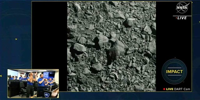 n diesem Videostandbild aus einem NASA...t&#8220; auf den Asteroiden Dimorphos.  | Foto: ASI, NASA (dpa)