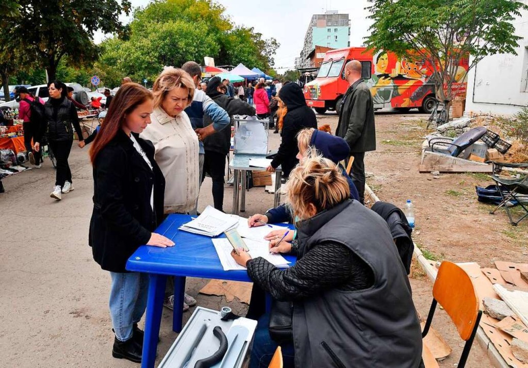 Auch in Mariupol registrierten sich am...hlerinnen für das Beitrittsreferendum.  | Foto: IMAGO/RIA Novosti