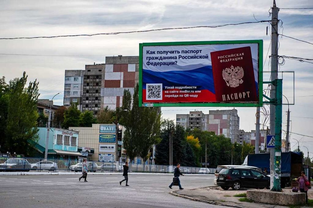 Werbung für den Beitritt in Luhansk  | Foto: Uncredited (dpa)