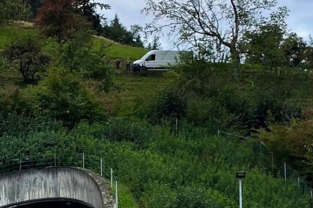 Das Auto hing oberhalb des Hugenwaldtunnel-Ostportals.  | Foto: Feuerwehr Waldkirch