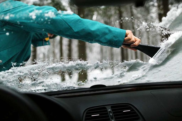 Darf im Winter nicht fehlen: Ein guter Eiskratzer  | Foto: Ina Fassbender (dpa)