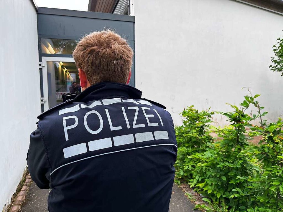 Bei einer Polizeikontrolle zeigte ein Mann falsche Papiere vor.  | Foto: Jonas Hirt