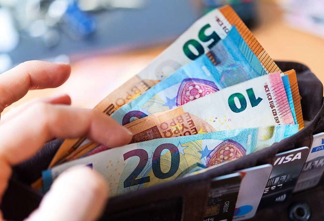 Dieb klaut Geldscheine aus Geldbörse  | Foto: Monika Skolimowska (dpa)