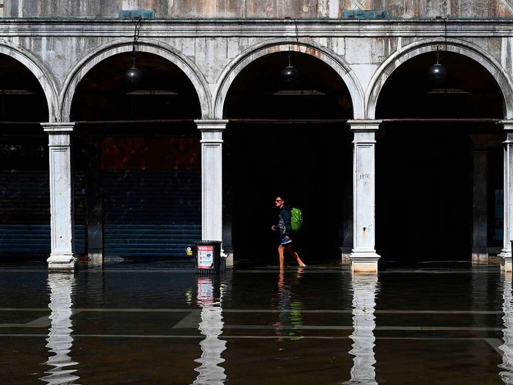 In Venedig stehen manche Straen und Pltze unter Wasser.