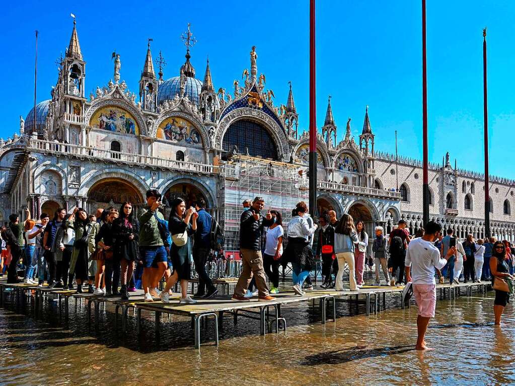 In Venedig stehen manche Straen und Pltze unter Wasser.