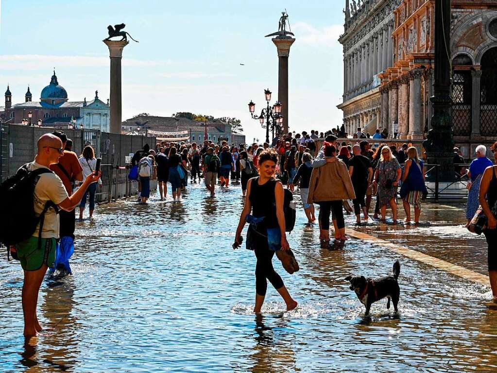 In Venedig stehen manche Straen und Pltze unter Wasser.