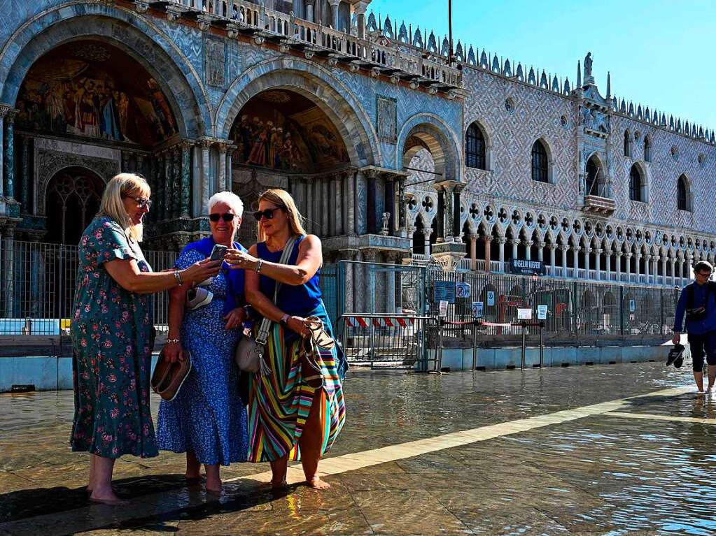 In Venedig stehen manche Straen und Pltze unter Wasser.