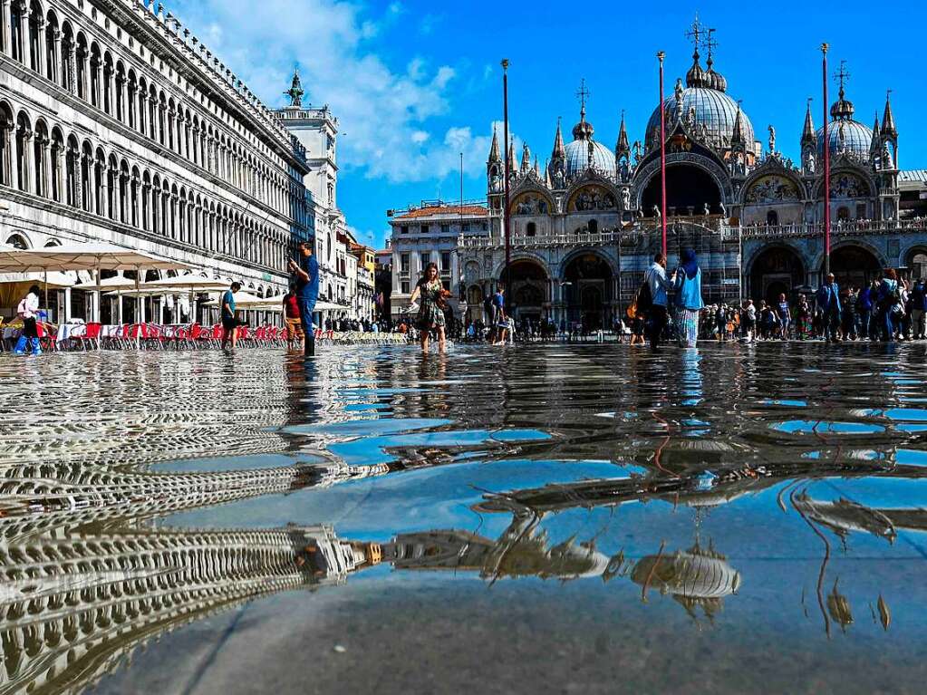 In Venedig stehen manche Straen und Pltze unter Wasser.