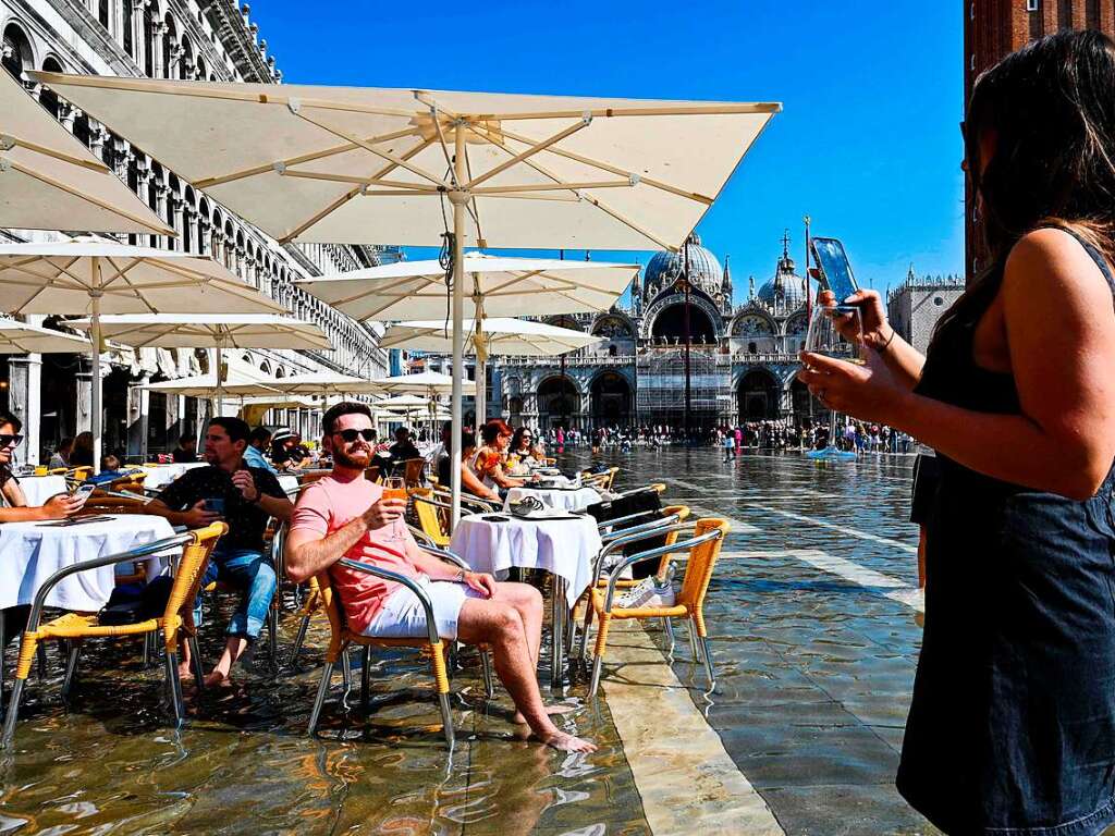 In Venedig stehen manche Straen und Pltze unter Wasser.