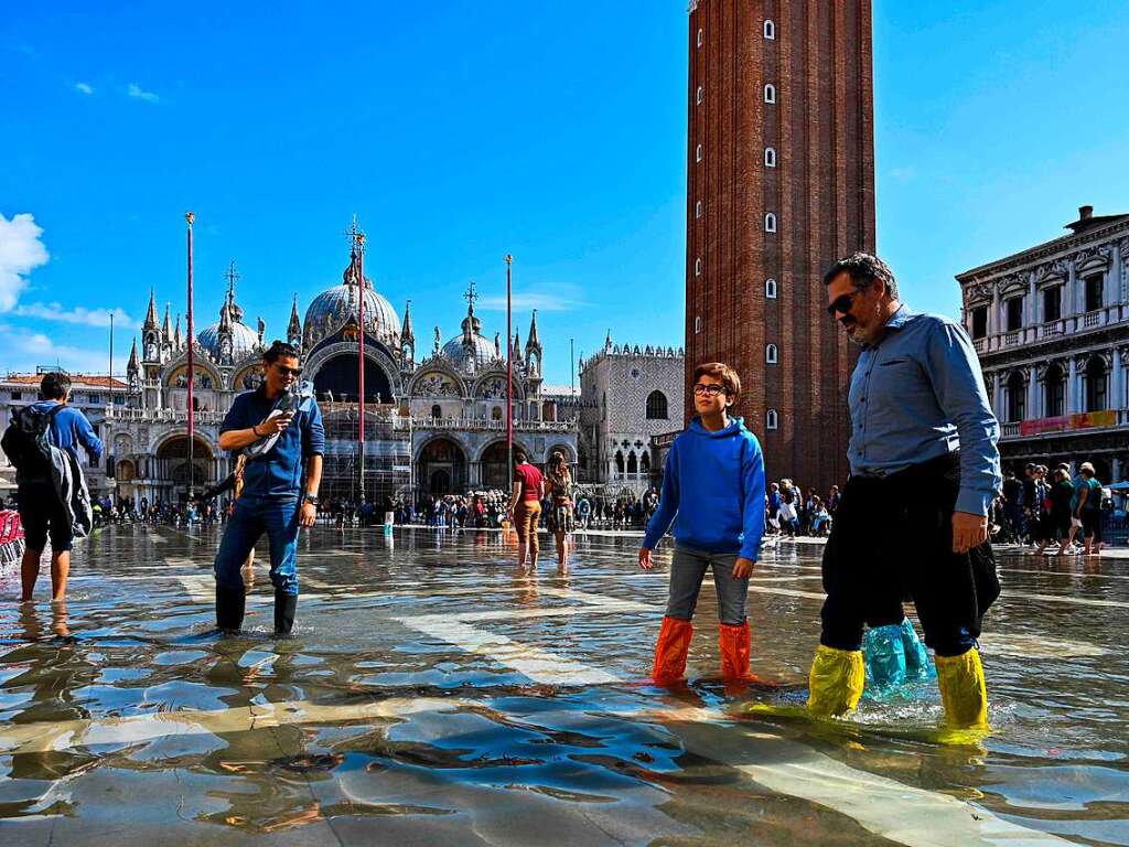 In Venedig stehen manche Straen und Pltze unter Wasser.