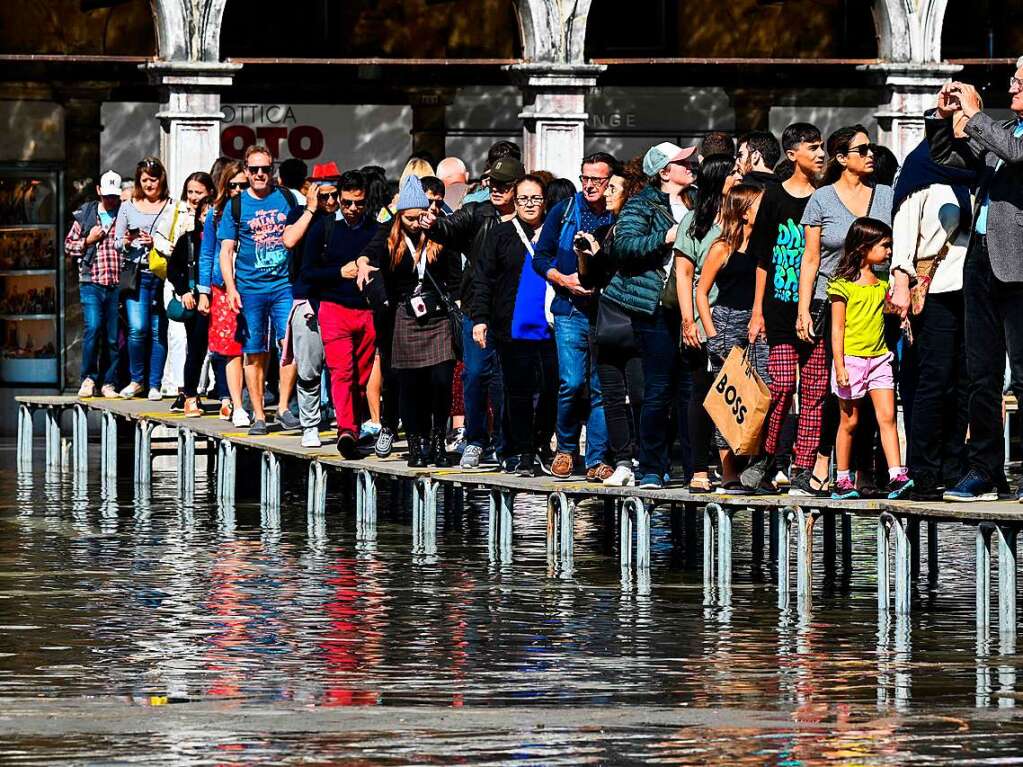 In Venedig stehen manche Straen und Pltze unter Wasser.