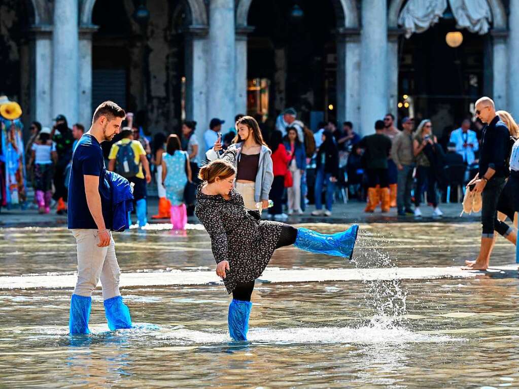 In Venedig stehen manche Straen und Pltze unter Wasser.