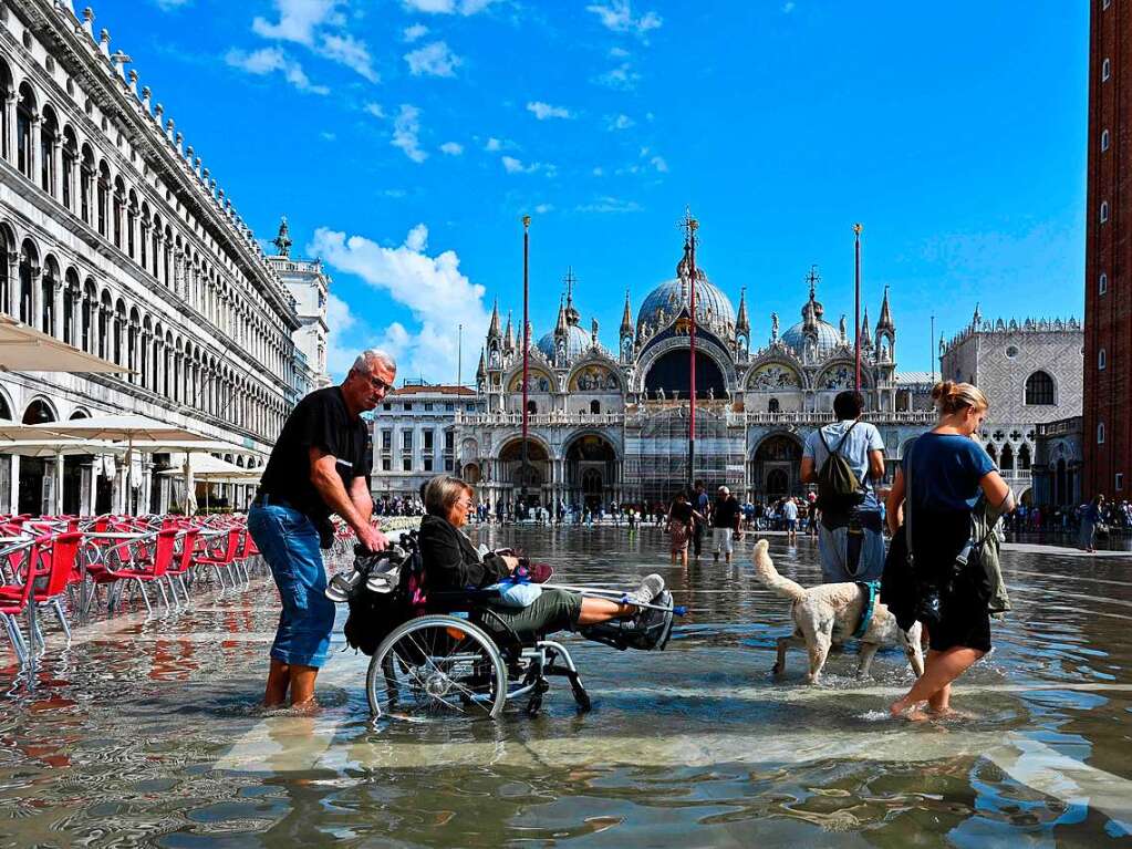 In Venedig stehen manche Straen und Pltze unter Wasser.