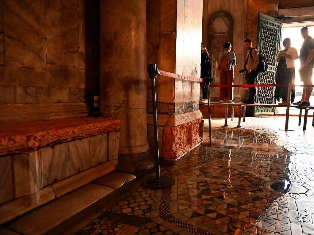 In Venedig stehen manche Straen und Pltze unter Wasser.